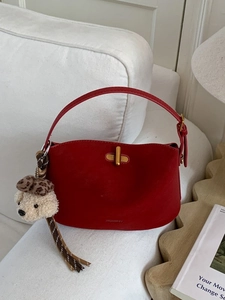 Borsa sottobraccio in pelle rossa con fibbia dorata e ciondolo a forma di cane