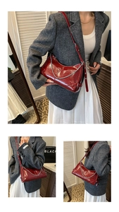 Dettaglio borsa in pelle lucida bordeaux con catena argento e trame di cucitura