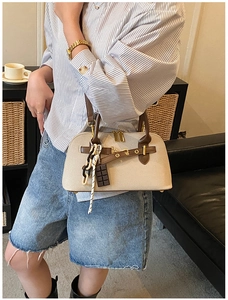 Gros plan d'un sac à main vintage avec poignées brunes et pendentif en chocolat