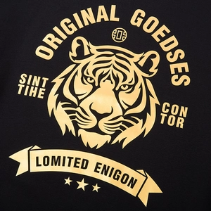 Sweat à capuche noir style urbain avec grand imprimé tête de tigre doré et étoiles