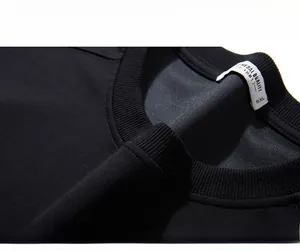 Détail du col côtelé et de l'étiquette 5XL sur t-shirt noir à manches longues