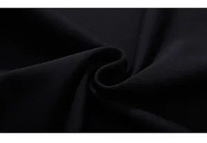 Gros plan sur la texture du tricot noir de qualité avec des plis doux et épais