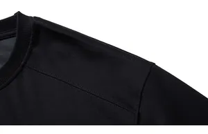 Détail du col rond et des coutures renforcées aux épaules sur ce t-shirt noir