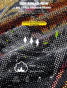 Vue macro du tissu en coton noir avec des strass colorés et une texture détaillée