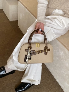 Sac à main rétro beige avec garniture en cuir marron et pendentif corde tressée