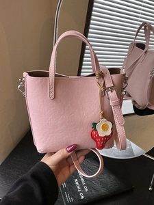Moda Donna Borsa a Secchiello in Pelle PU Con Ciondolo a Fragola e Fiori Casual Borsa a Tracolla Tote per Uso Quotidiano