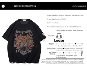 Détail du motif tigre en strass sur un t-shirt en coton noir à la texture douce