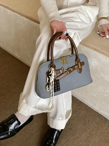 Sac à main rétro gris avec lanières en cuir marron et breloques de chaîne pour femmes