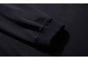 Détail du tricot de coton épais avec des poignets en maille côtelée élastique noir profond