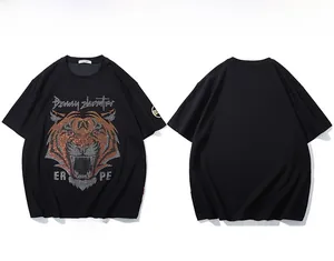 Vue avant et arrière du t-shirt noir pour homme avec broderie tigre et coupe large