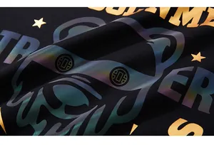 Gros plan d'un t-shirt noir avec des étoiles dorées et un imprimé tigre réfléchissant