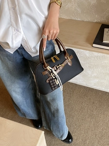 Sac à main vintage en toile avec anses en cuir marron et détails dorés élégants