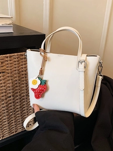Borsa a secchiello minimalista in PU bianco con manici, tracolla e ciondolo a fragola