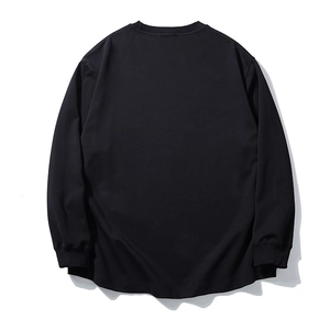 Vue arrière du t-shirt noir à manches longues en coton épais avec col rond classique