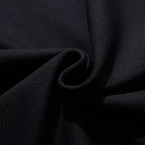 Gros plan sur le tissu thermique noir épais des t-shirts à manches longues hiver