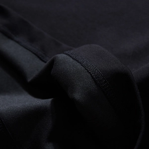 Gros plan d'un t-shirt noir à manches longues montrant la texture du tissu tricoté