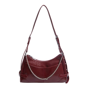 Borsa sottobraccio alla moda in morbida pelle rosso scuro con catena d'argento lucida