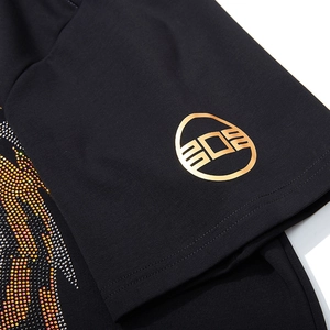 T-shirt noir pour homme avec imprimé doré et strass colorés sur la manche