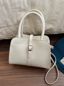 Sac à main rétro en cuir PU blanc avec poignées rondes et boucle argentée sur bois