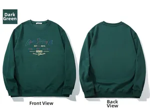 Detalle de sudadera cuello redondo verde oscuro con eslogan artístico y algodón
