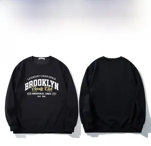Vues avant et arrière d'un sweat noir avec imprimé Brooklyn Varsity Club et col rond