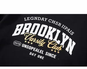 Détail de l'imprimé graphique rétro Brooklyn Varsity Club sur tissu en coton noir