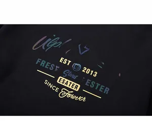 Detalle de estampado de letras reflectantes de colores en sudadera negra para hombre
