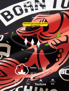 Détail de l'étiquette en coton 93,5% et graphique de carpe rouge sur le t-shirt noir