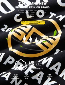 Makroaufnahme von Premium-Baumwoll-Spandex-Stoff mit weißem Schriftzug und Goldlogo