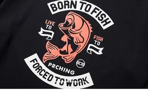 Détail du slogan Born to Fish et imprimé carpe orange sur t-shirt noir à manches longues