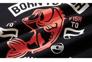 Gros plan sur l'imprimé graphique carpe koï rouge du t-shirt noir à manches longues