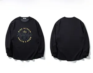 Flachbild mit Vorder- und Rückseite eines schwarzen Baumwoll-Langarmshirts mit Grafiken