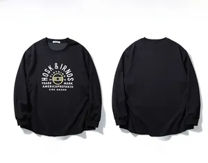 Flach liegendes schwarzes Langarm-T-Shirt für Herren mit Vintage-Buchstabendruck
