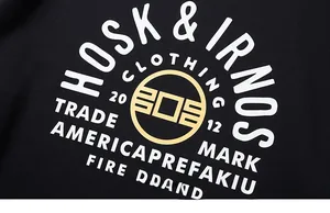 Detailansicht eines schwarzen Langarm-T-Shirts aus Baumwolle mit Streetstyle-Grafikdruck