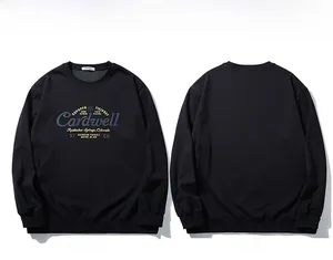 Vista piatta della felpa girocollo nera con scritte in stile college americano retrò
