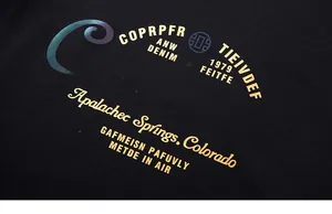 Dettaglio di una felpa nera con stampa sfumata iridescente e scritte stile vintage