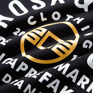 Schwarzes Herren-Langarmshirt mit goldenem Streetwear-Grafikdruck für den Winter