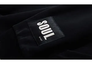 Détail du poignet en maille avec écusson SOUL sur un ensemble sweat à capuche noir