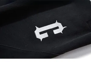Vue macro détaillée d'une broderie gothique blanche sur un tissu en maille noir épais