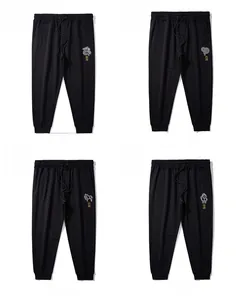 Détail de quatre joggings noirs avec broderie du zodiaque chinois et taille élastique