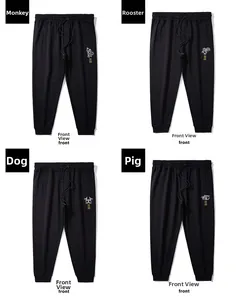 Détail de quatre joggings noirs pour hommes avec broderie du zodiaque chinois et cordon