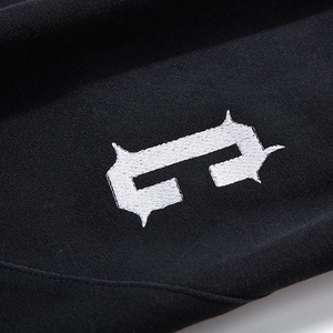 Survêtement urbain noir avec broderie détaillée de lettre C gothique blanche sur tricot