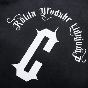 Sweat à capuche oversize noir avec broderie gothique blanche et imprimé lettre C