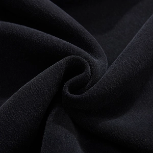 Gros plan du tissu texturé noir pour ensemble de sport à capuche grande taille premium