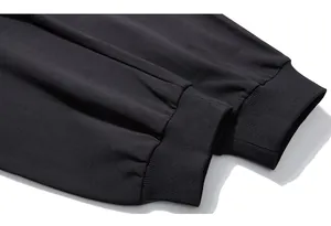 Détail du jogging noir montrant les poignets en maille côtelée élastique de haute qualité