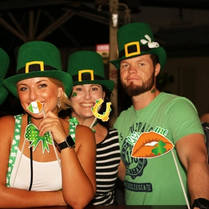 Set d'accessoires de fête St Patrick avec chapeau trèfle vert et kits photo festifs