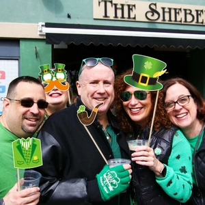 Kit d'accessoires photo pour la Saint-Patrick avec chapeaux verts, trèfles et décorations