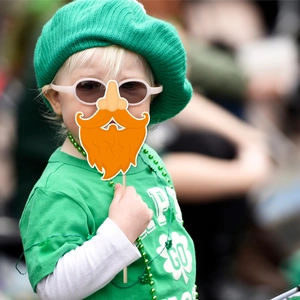 Tenue de la Saint-Patrick pour enfant avec t-shirt trèfle, béret vert et accessoires