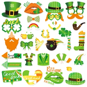 Vue à plat d'accessoires photo de la Saint-Patrick avec chapeaux verts et lunettes trèfle
