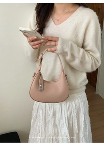 Detail der rosa Handtasche aus Lychee-Leder mit silberner Schnalle im Retro-Minimal-Stil